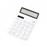 Minimalistyczny kalkulator Kaco.