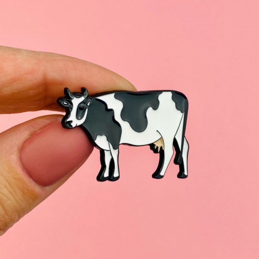 Przypinka w kształcie krowy wykonana z cyny.