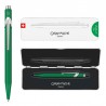 Długopis o zielonej, metalicznej powierzchni zapakowany w metalowe pudełko.