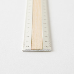 Aluminiowa linijka marki Midori z wkładem z białego drewna jesionowego.