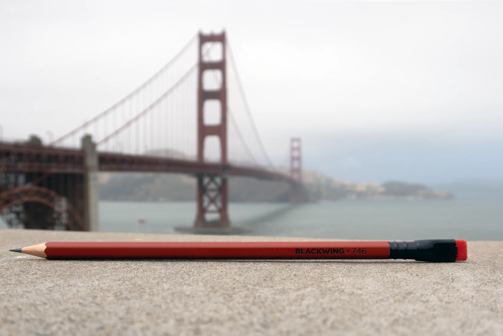 Ołówek Blackwing 746 na tle mostu Golden Gate